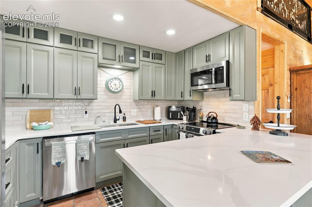 Image 13 of 47: Kitchen