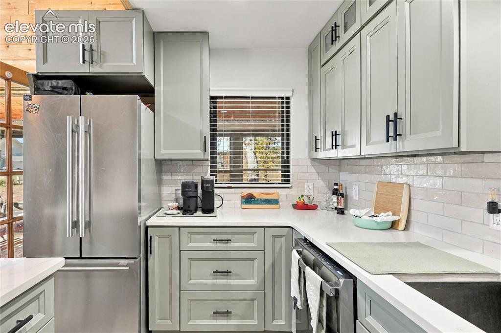 Image 14 of 47: Kitchen