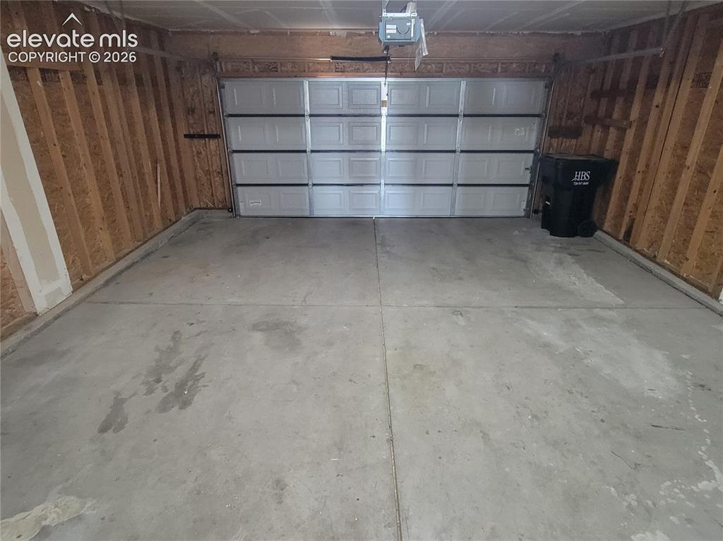 Image 31 of 34: Garage