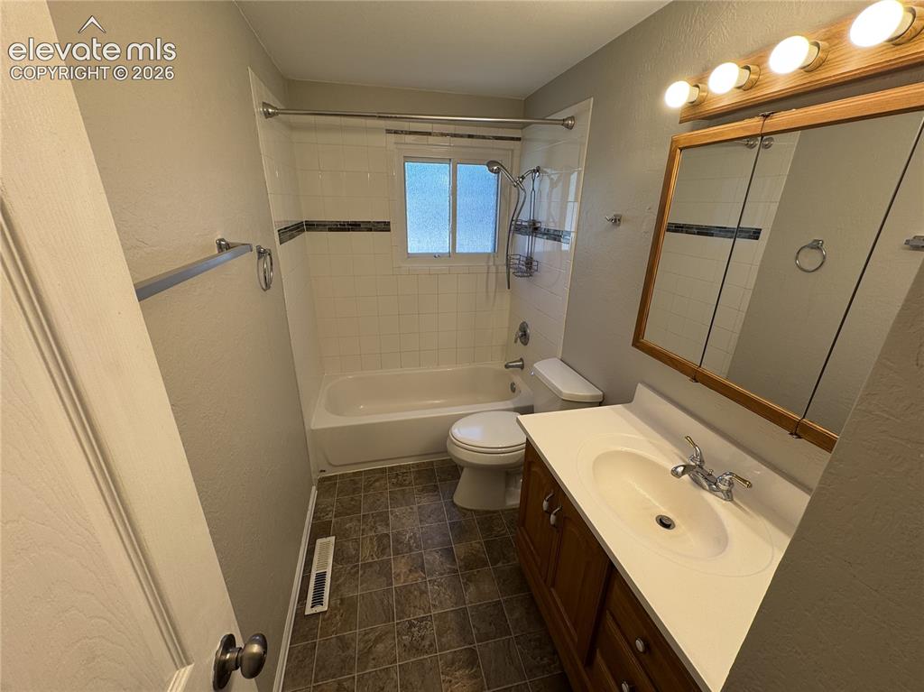 Image 15 of 21: Bathroom