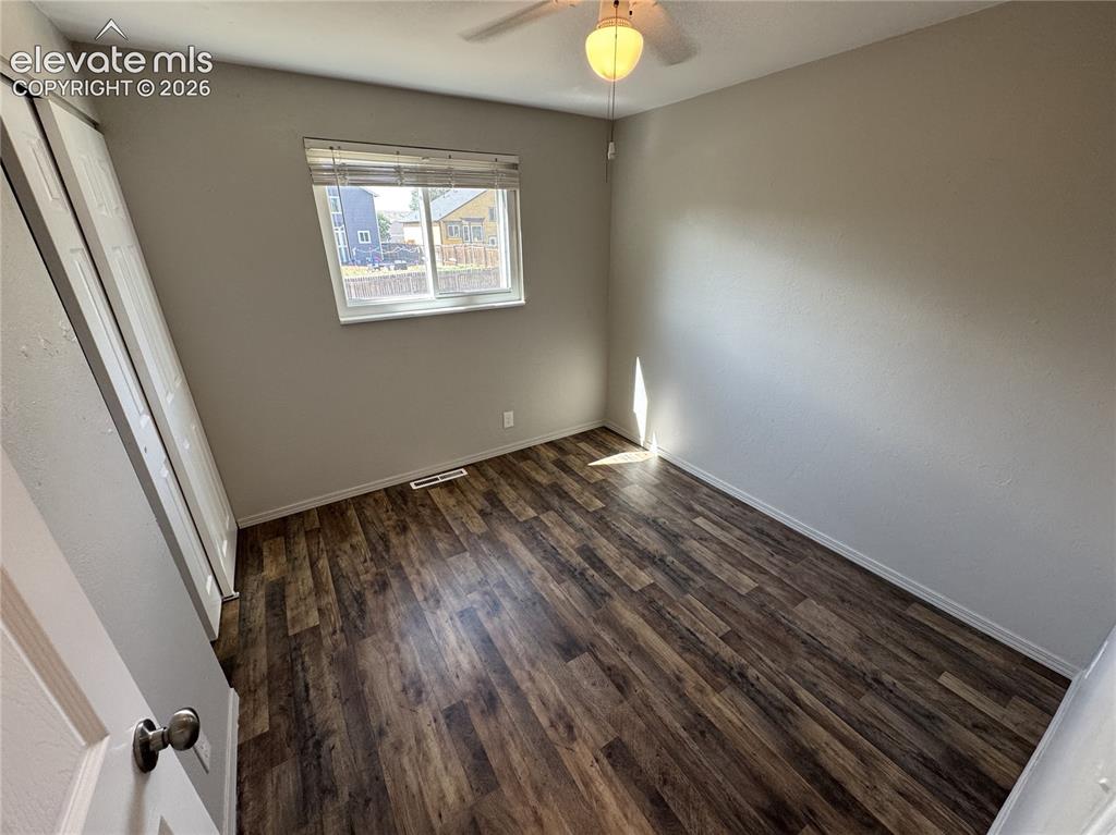 Image 16 of 21: Bedroom
