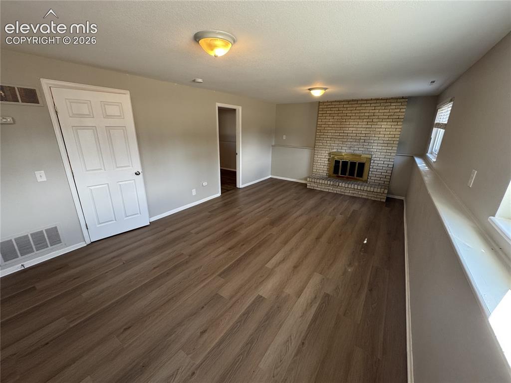 Image 2 of 21: Living Room