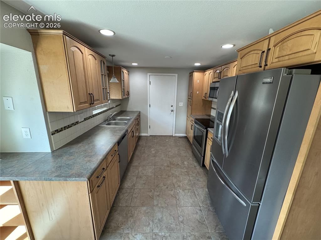 Image 7 of 21: Kitchen