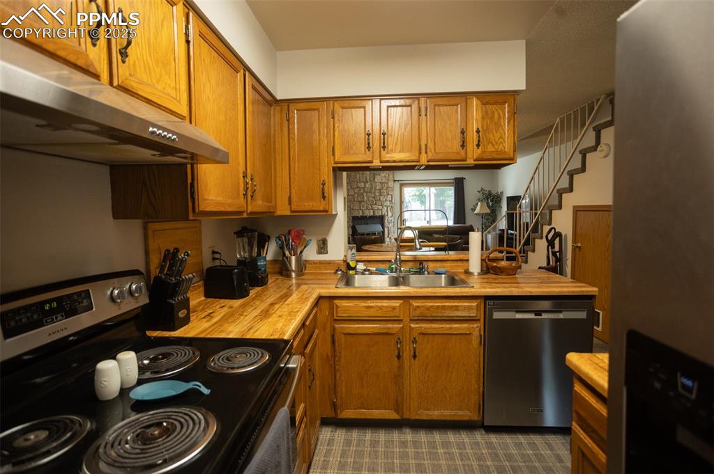 Image 10 of 33: Kitchen