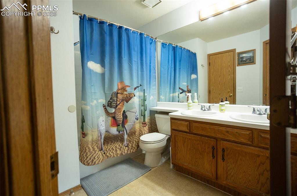 Image 23 of 33: Bathroom