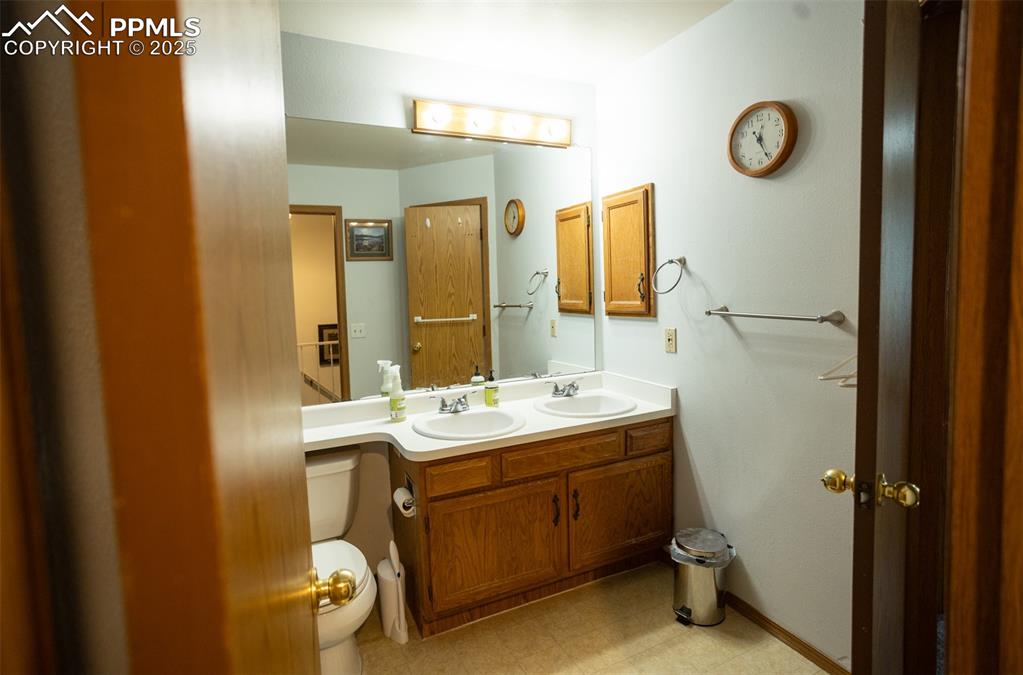 Image 24 of 33: Bathroom