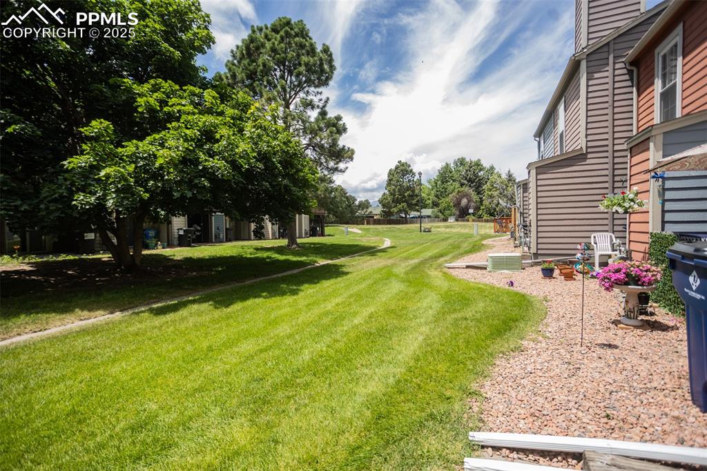 Image 31 of 33: Yard