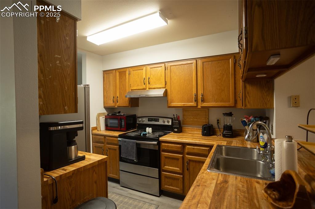 Image 4 of 33: Kitchen