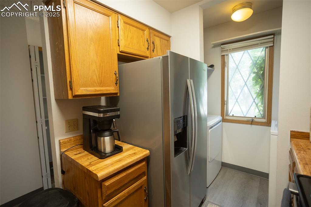 Image 7 of 33: Kitchen