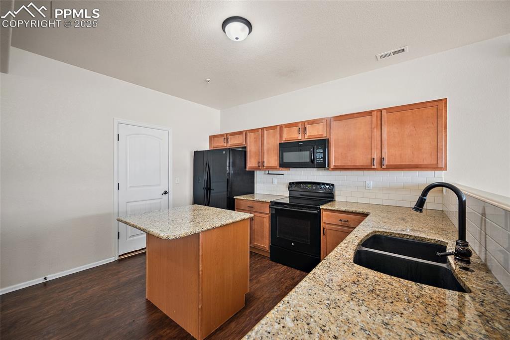 Image 11 of 31: Kitchen