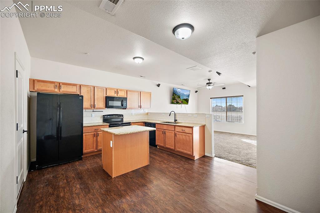 Image 13 of 31: Kitchen