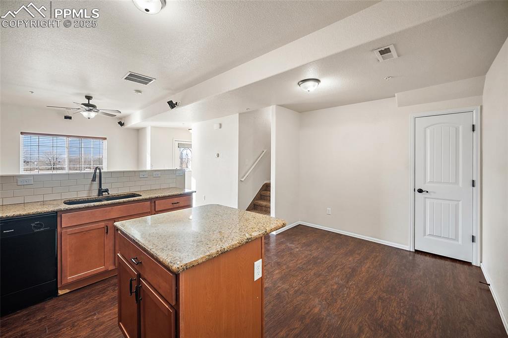 Image 14 of 31: Kitchen