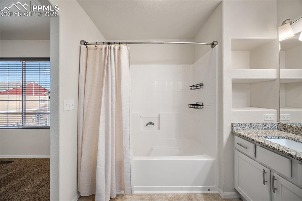 Image 20 of 31: Bathroom