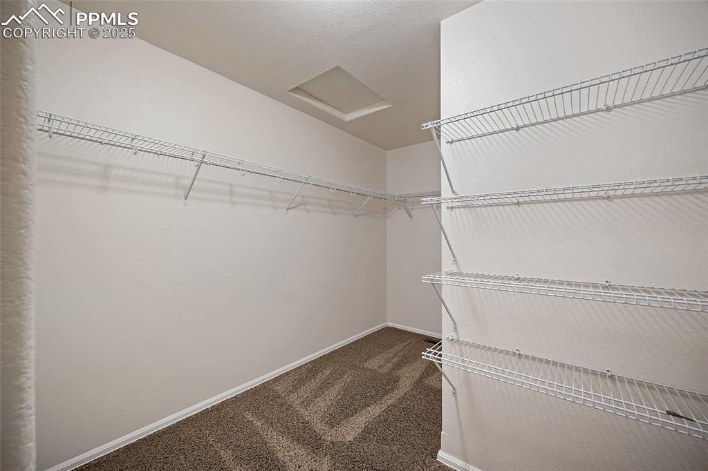 Image 21 of 31: Closet