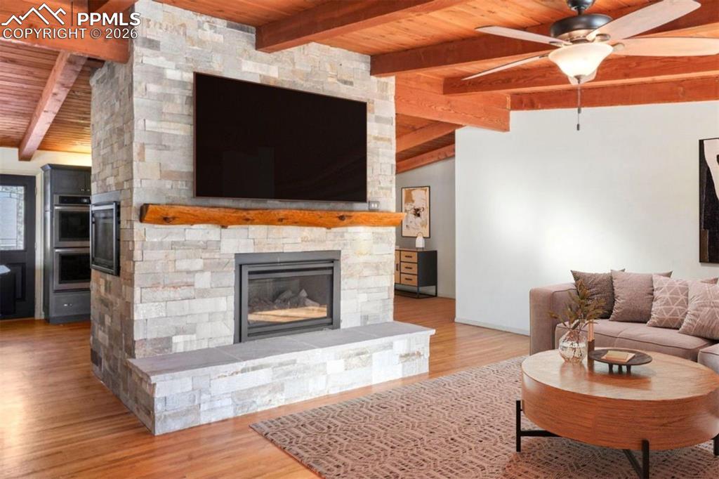 Image 18 of 45: Living Room