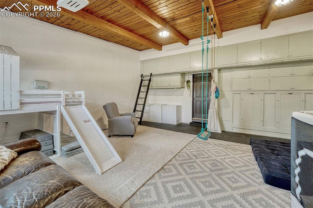 Image 21 of 45: Dining Area