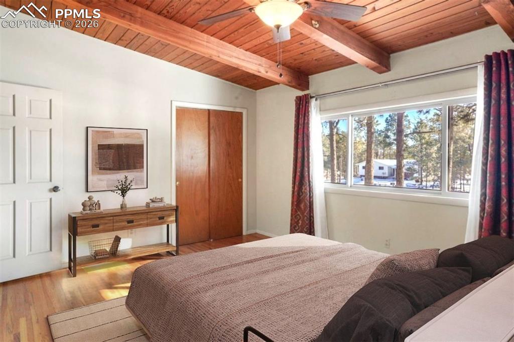 Image 25 of 45: Bedroom