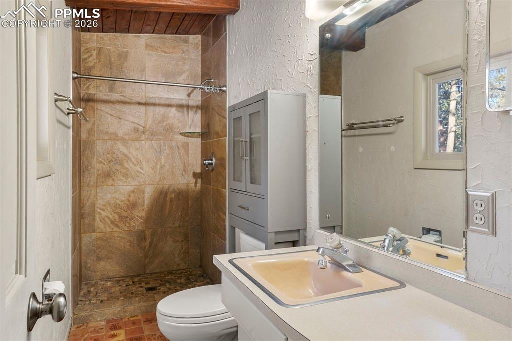 Image 32 of 45: Bedroom