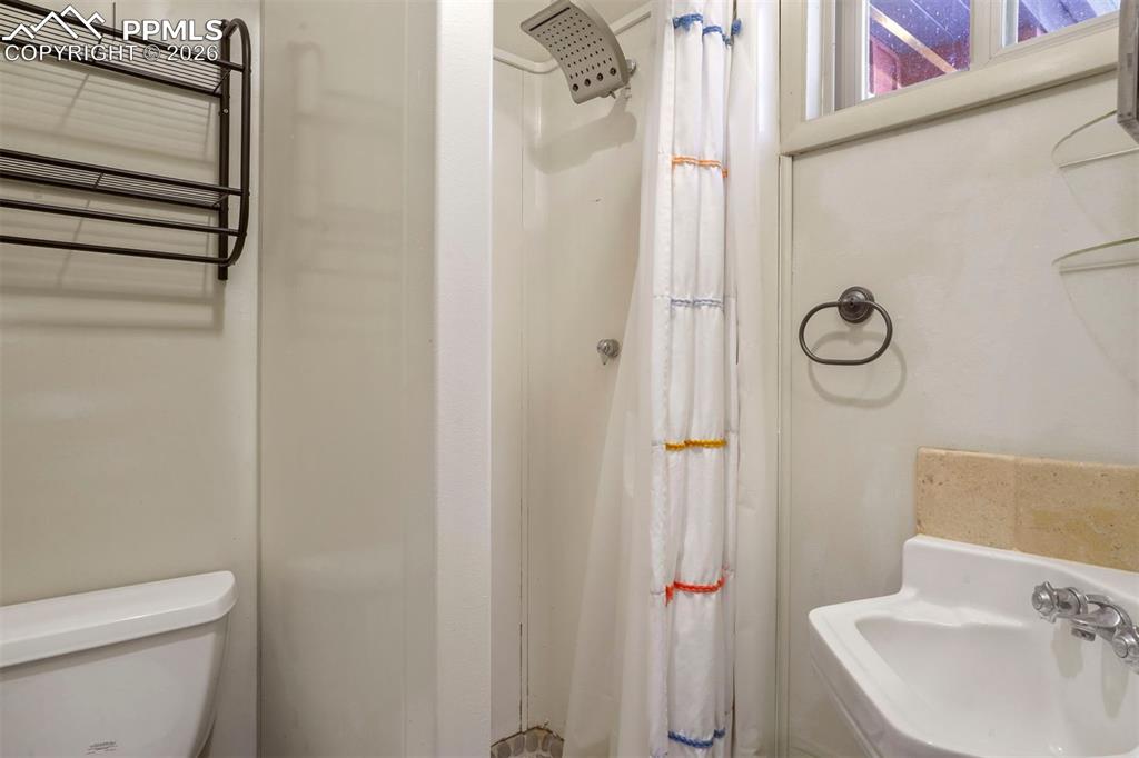 Image 34 of 45: Office