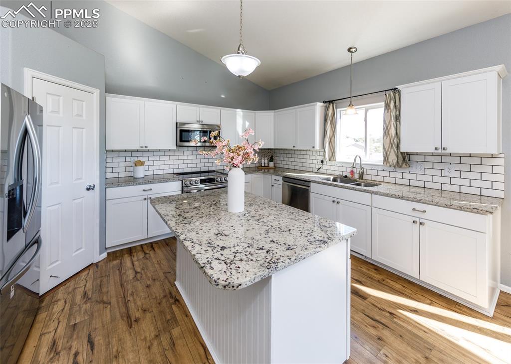 Image 11 of 50: Kitchen