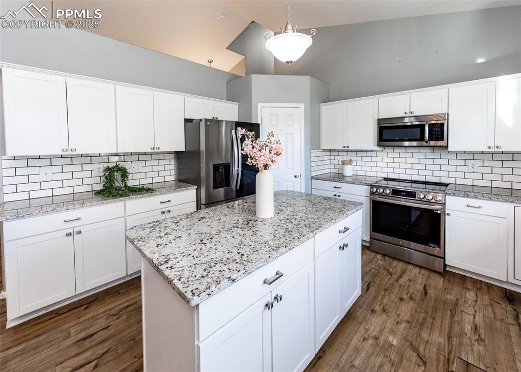 Image 12 of 50: Kitchen