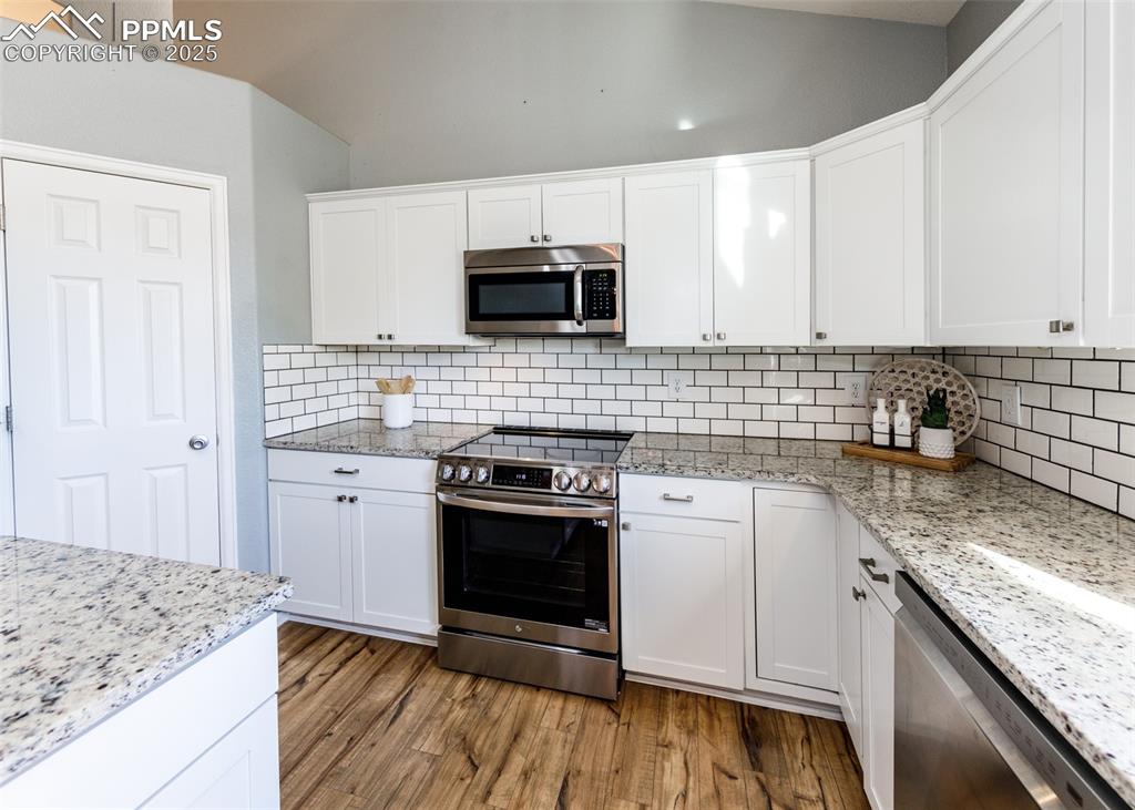 Image 14 of 50: Kitchen