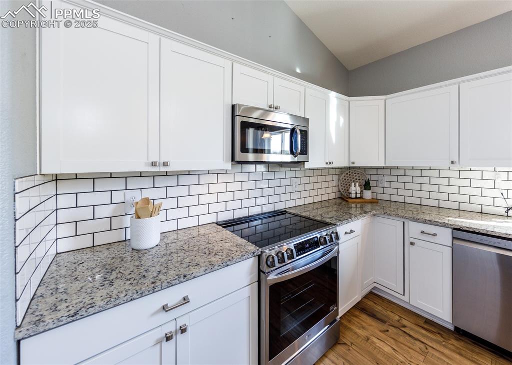 Image 15 of 50: Kitchen