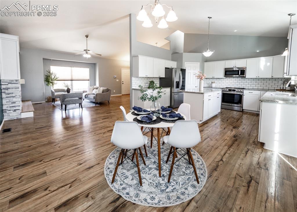 Image 18 of 50: Dining Area