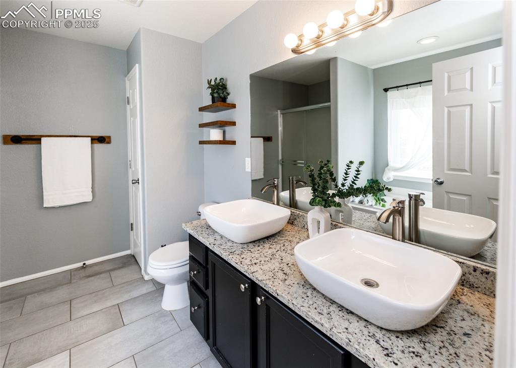 Image 23 of 50: Bathroom