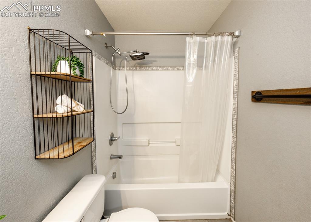 Image 34 of 50: Bathroom