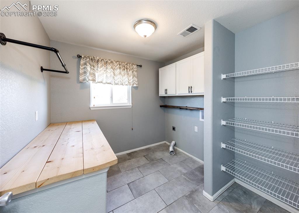 Image 37 of 50: Laundry