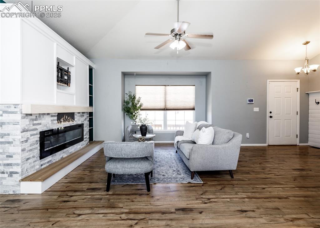 Image 4 of 50: Living Room