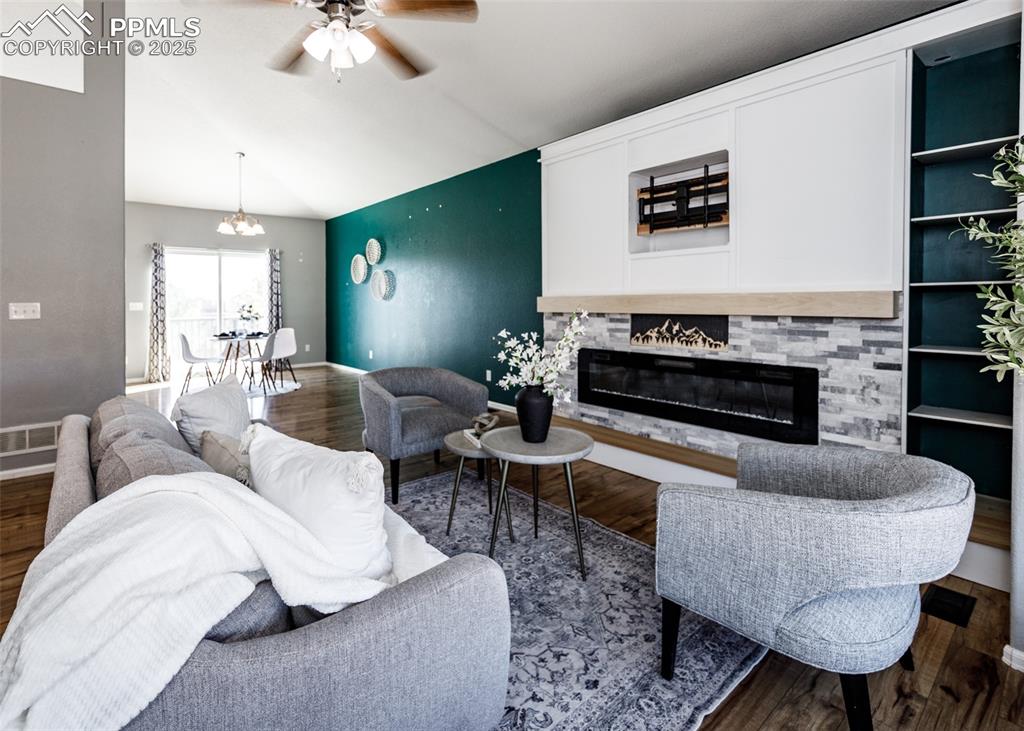 Image 6 of 50: Living Room