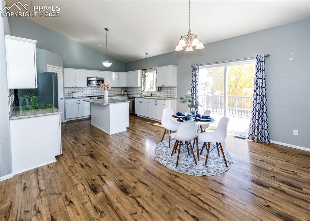 Image 9 of 50: Dining Area