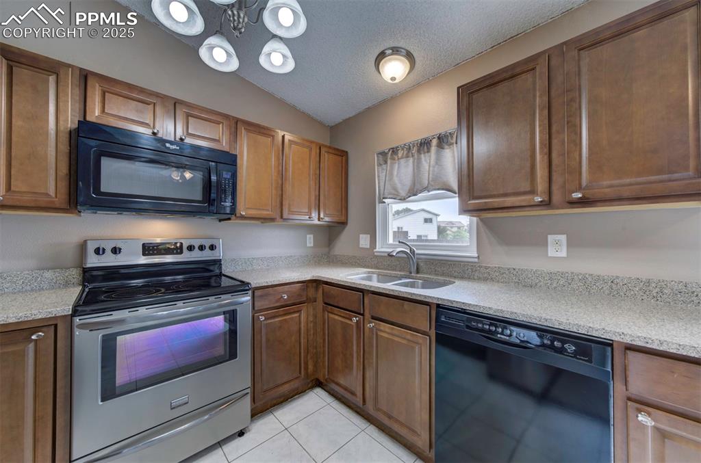 Image 10 of 44: Kitchen