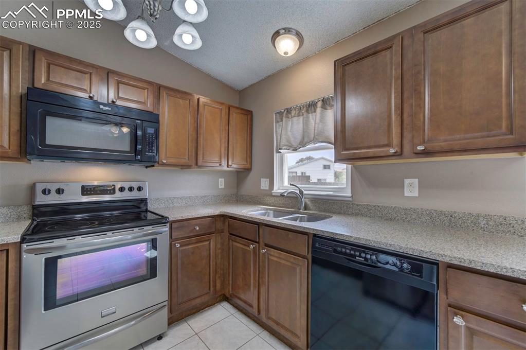 Image 11 of 44: Kitchen