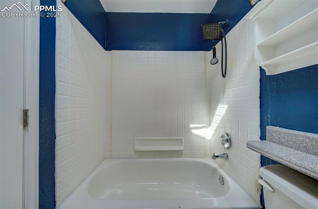 Image 31 of 44: Bathroom