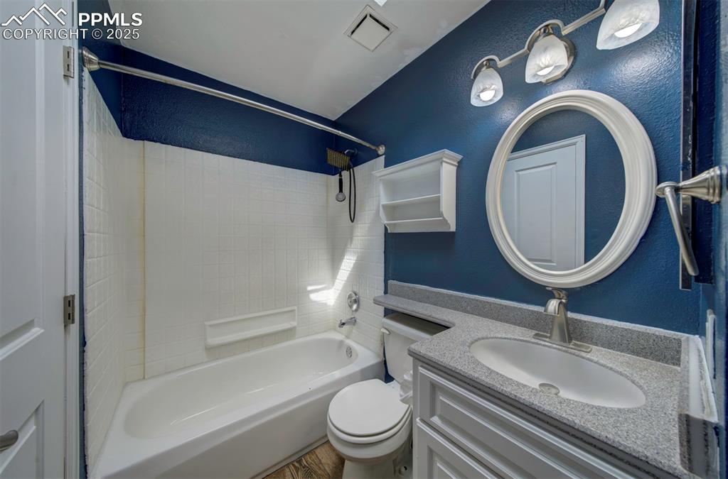 Image 34 of 44: Bathroom