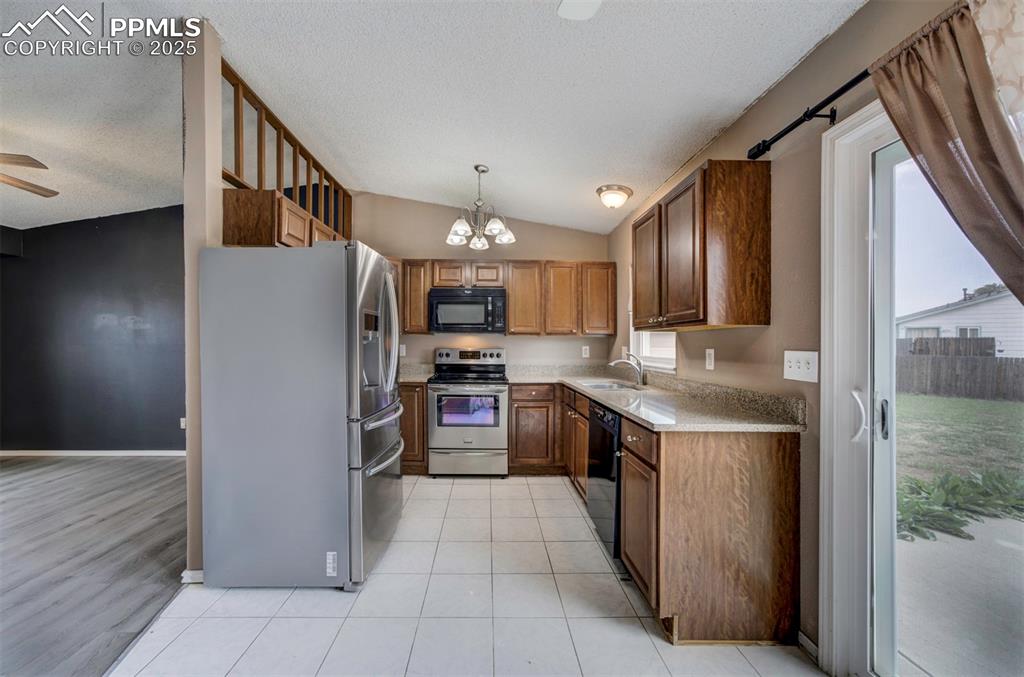 Image 6 of 44: Kitchen