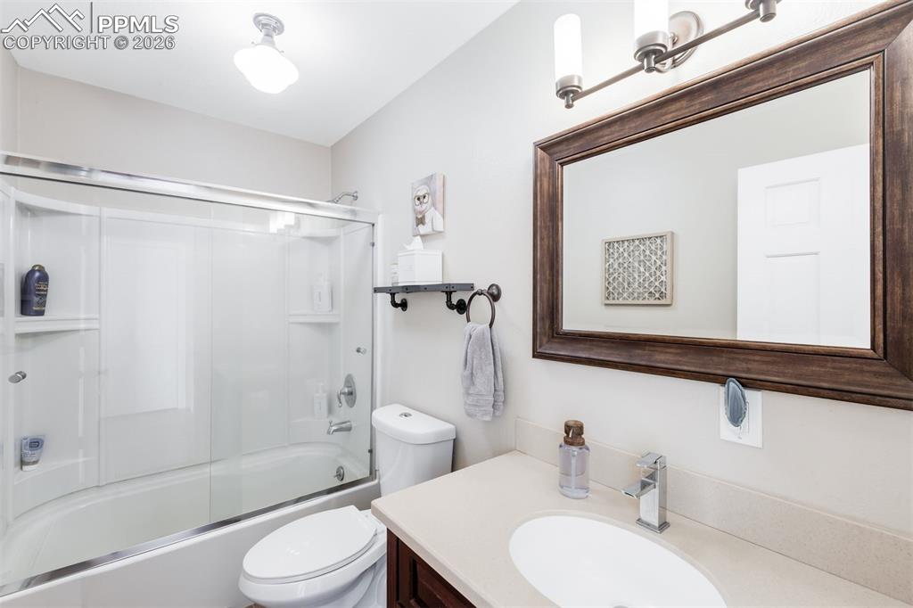 Image 16 of 37: Bathroom