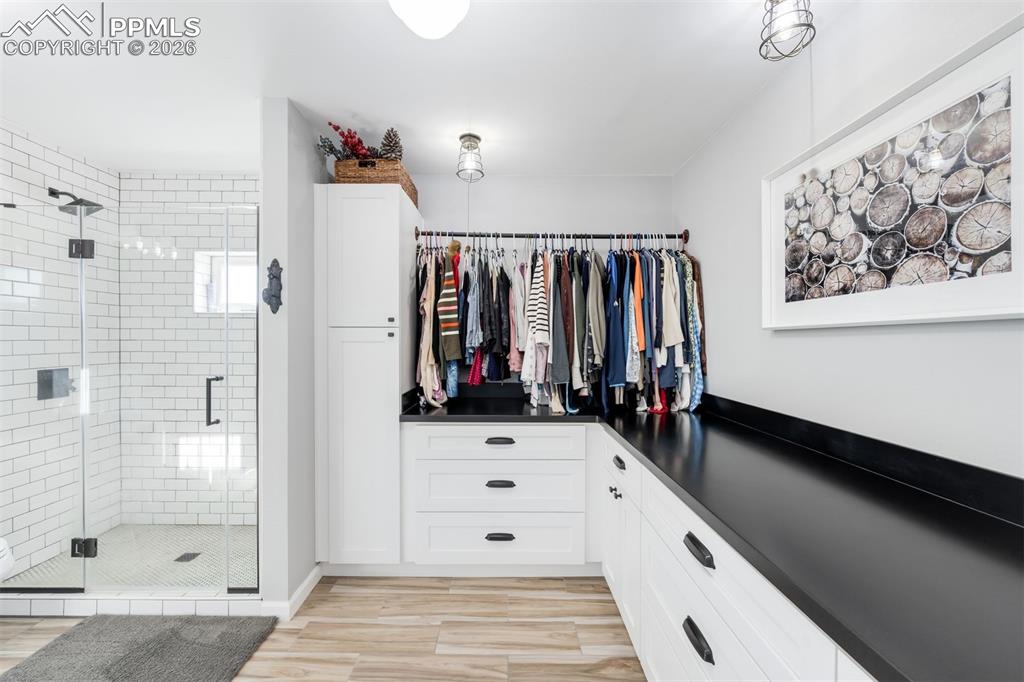 Image 23 of 37: Bathroom