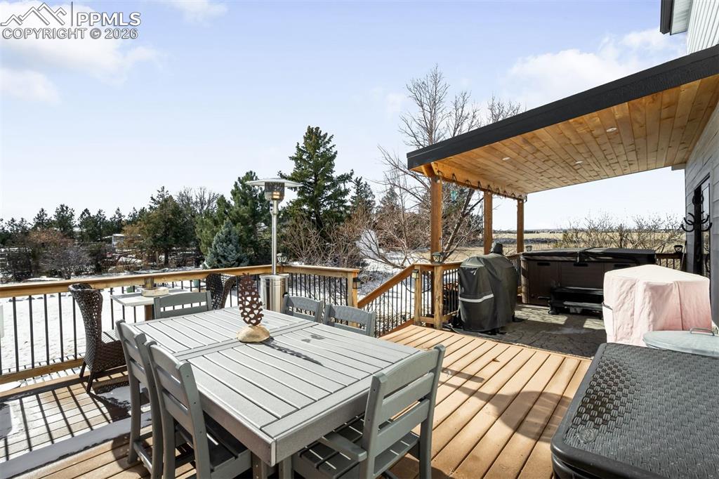 Image 31 of 37: Deck