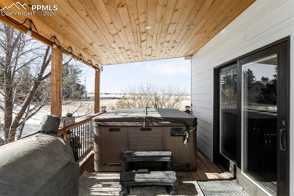 Image 32 of 37: Deck