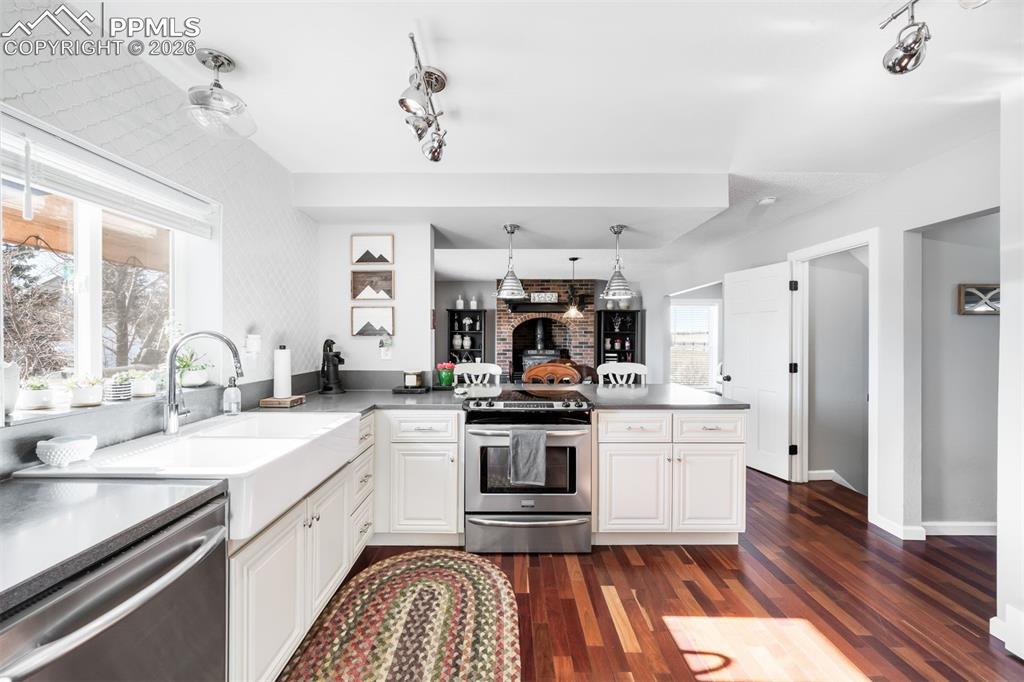 Image 9 of 37: Kitchen