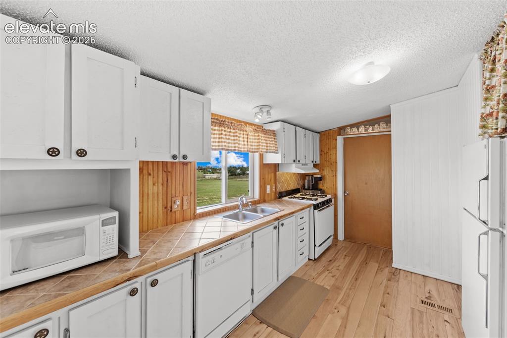 Image 10 of 43: Kitchen