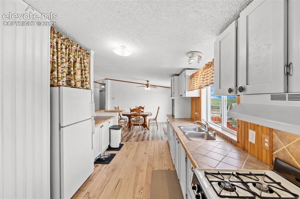 Image 11 of 43: Kitchen