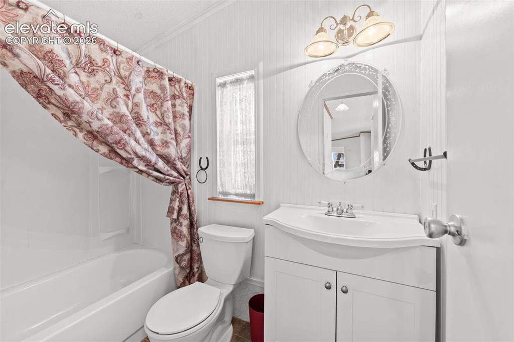 Image 20 of 43: Bathroom