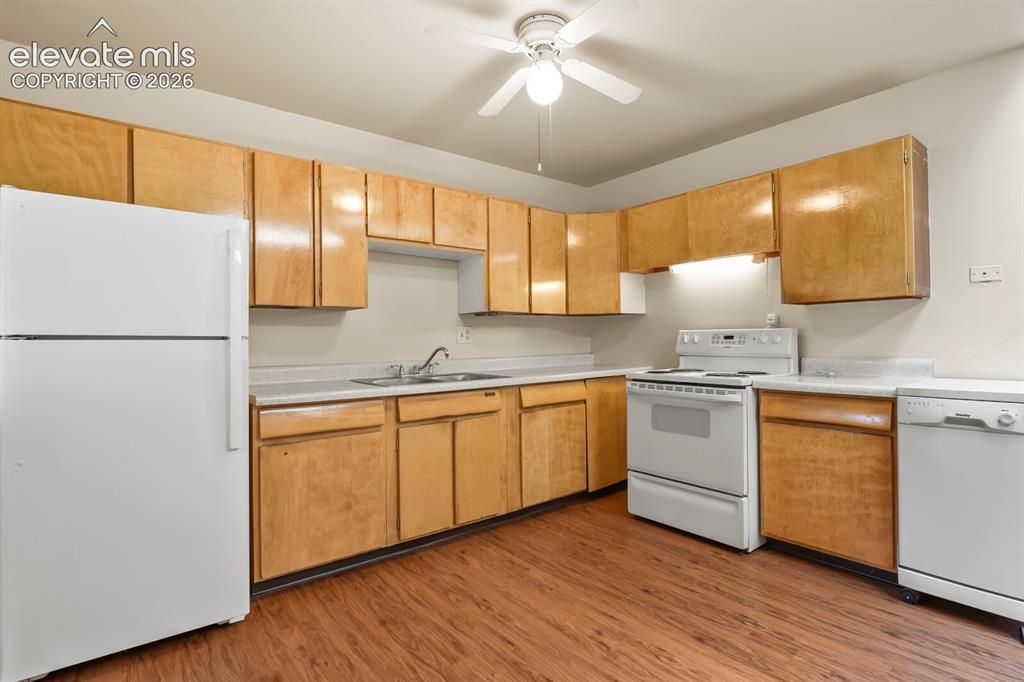 Image 12 of 45: Kitchen