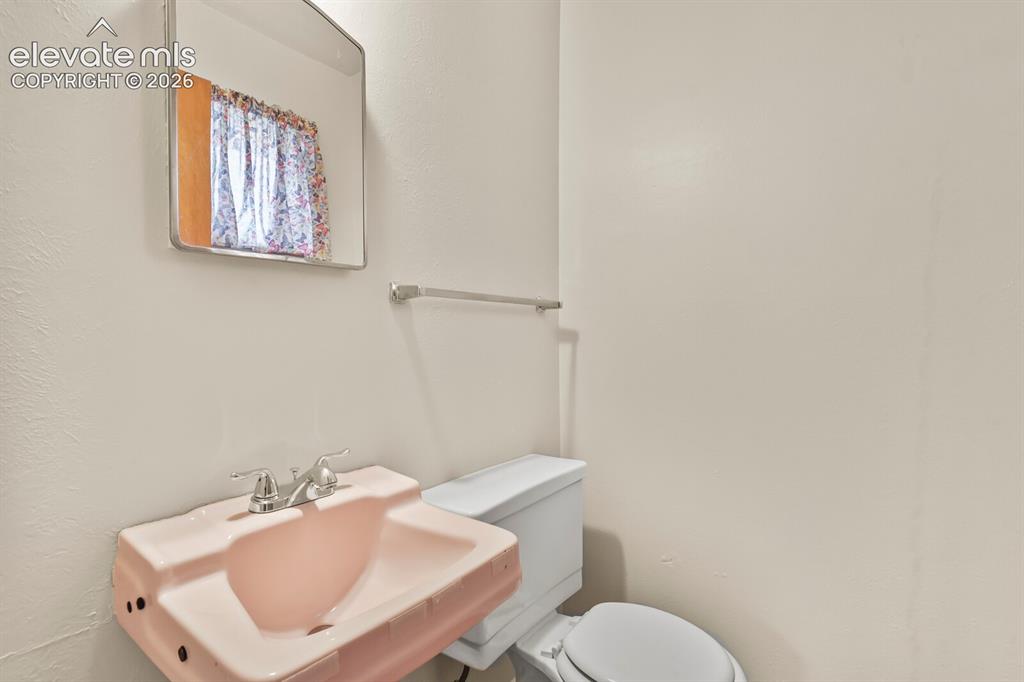 Image 19 of 45: Primary half-bath.