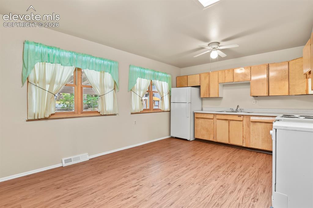 Image 9 of 45: Kitchen